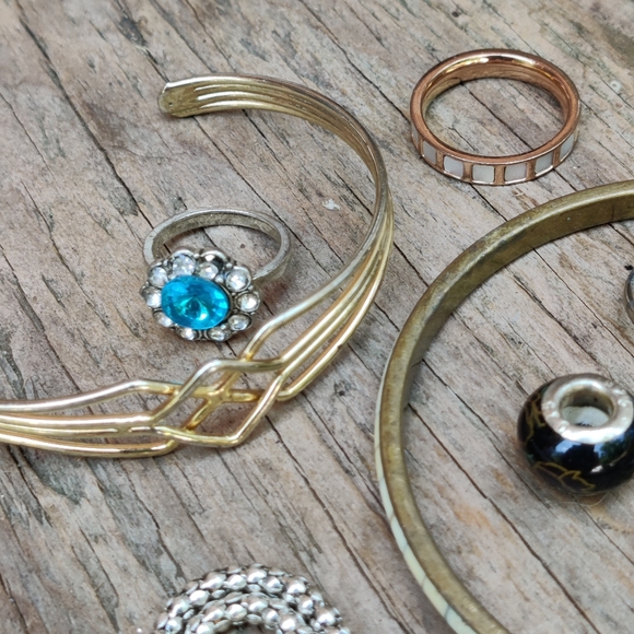 Large 35 piece vintage-now jewelry lot - Picture 10 of 16